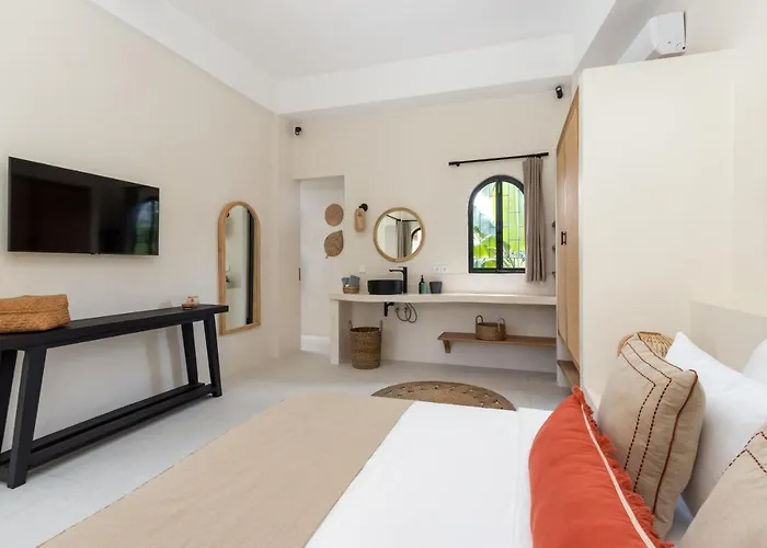 Casa Adem - Modern & Trendy 3br In Seminyak, 10 Minutes To The With Private Pool Villa *